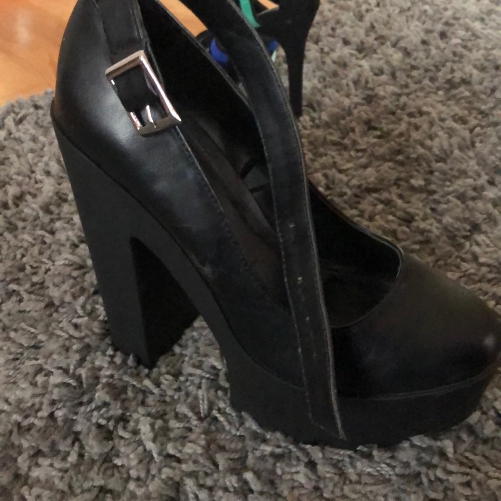 Black pumps